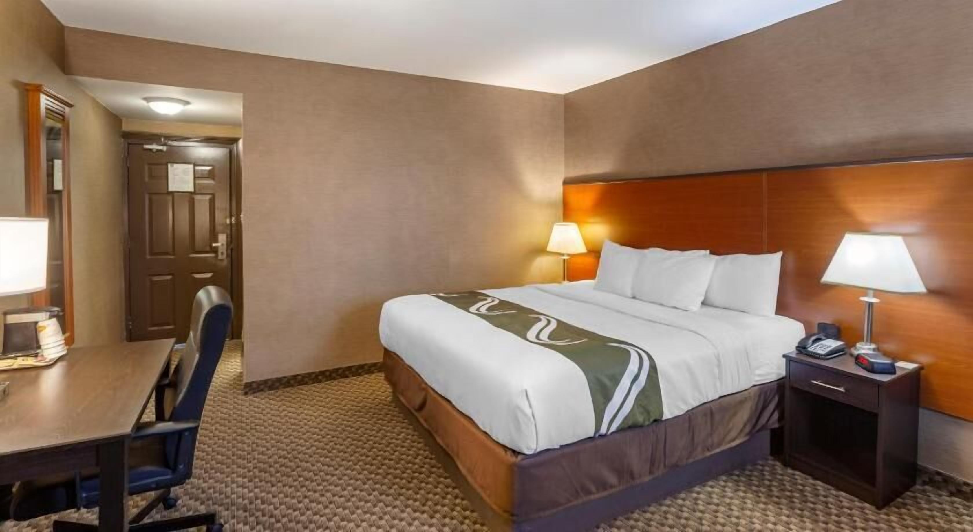 أسرّة تيمبور بديك ومكتب ومكواة/لوح كي وأسرّة أطفال/رضّع (مجانًا)