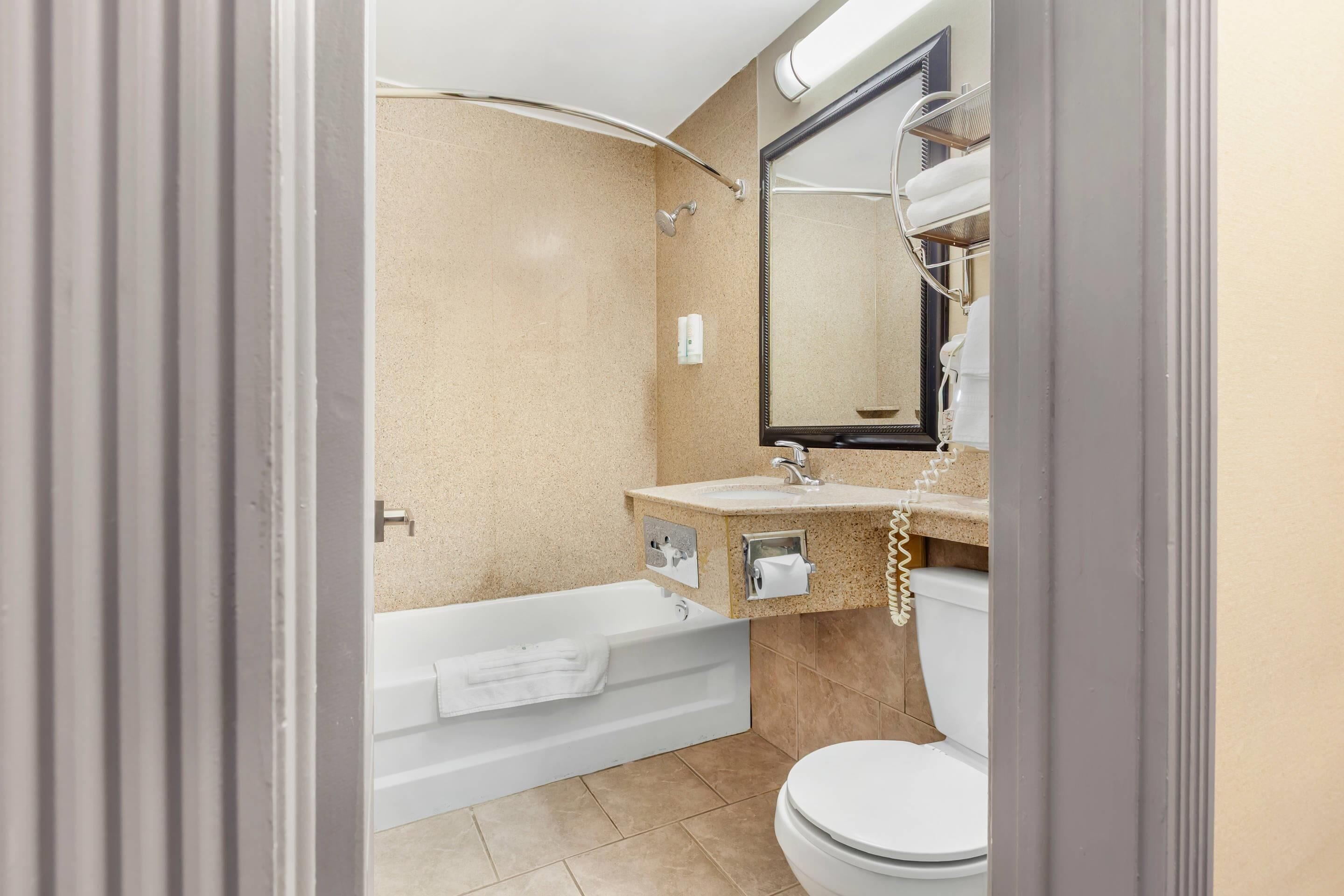 Un baño moderno con bañera, inodoro y lavamanos.