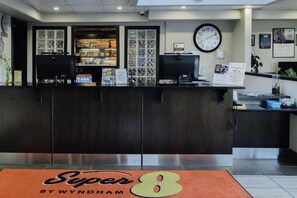 Lobby - Super 8 by Wyndham Grande Prairie (Grande Prairie)