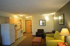 Studio, 1 King Bed, Non Smoking, Kitchen | Living area