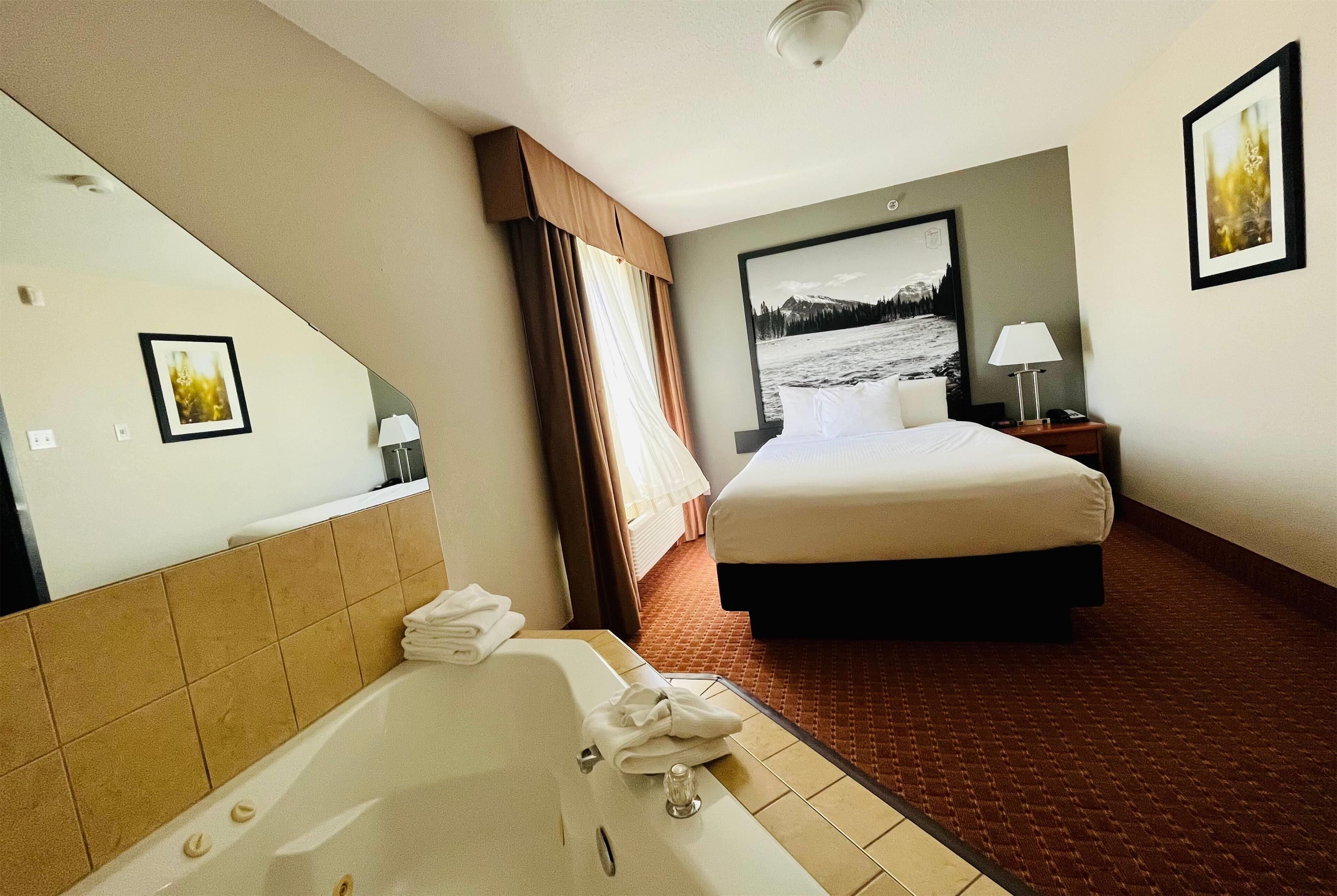 Bộ đồ giường cao cấp, két bảo mật tại phòng, bàn 