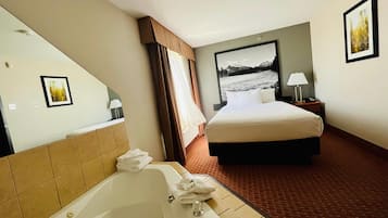 Luxe beddengoed, een kluis op de kamer, een bureau, een laptopwerkplek