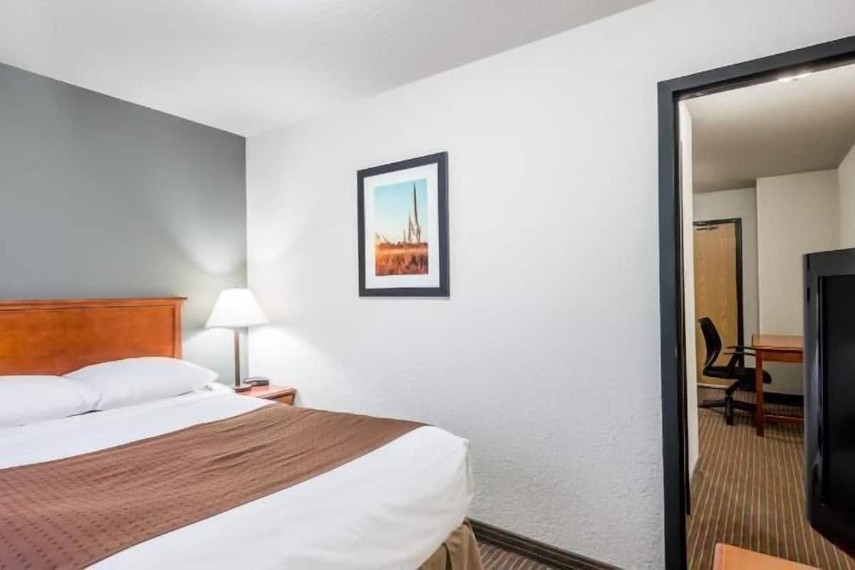 Premium bedding, in-room safe, desk, laptop workspace