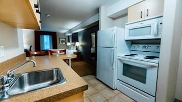 Suite, non-fumeurs, cuisine (1 Queen Bed, 2 Twin Beds, Sofa Bed) | Literie de qualité supérieure, coffres-forts dans les chambres, bureau