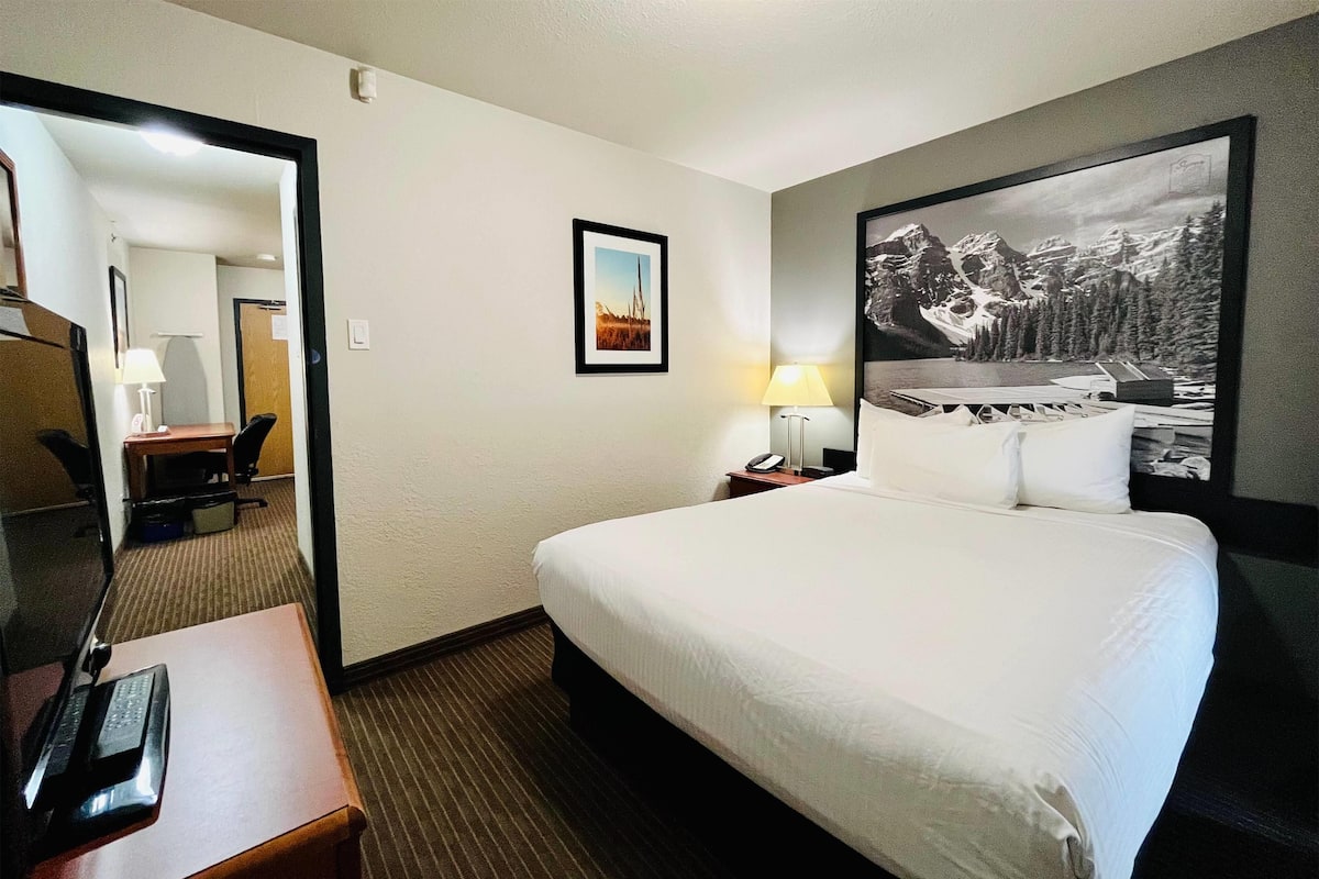 Suite, 1 Queen Bed with Sofa bed, Non Smoking (Full Kitchen) | Premium bedding, in-room safe, desk, laptop workspace