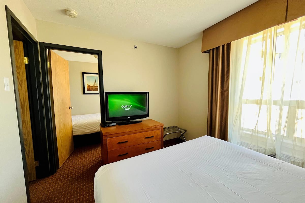 Premium bedding, in-room safe, desk, laptop workspace