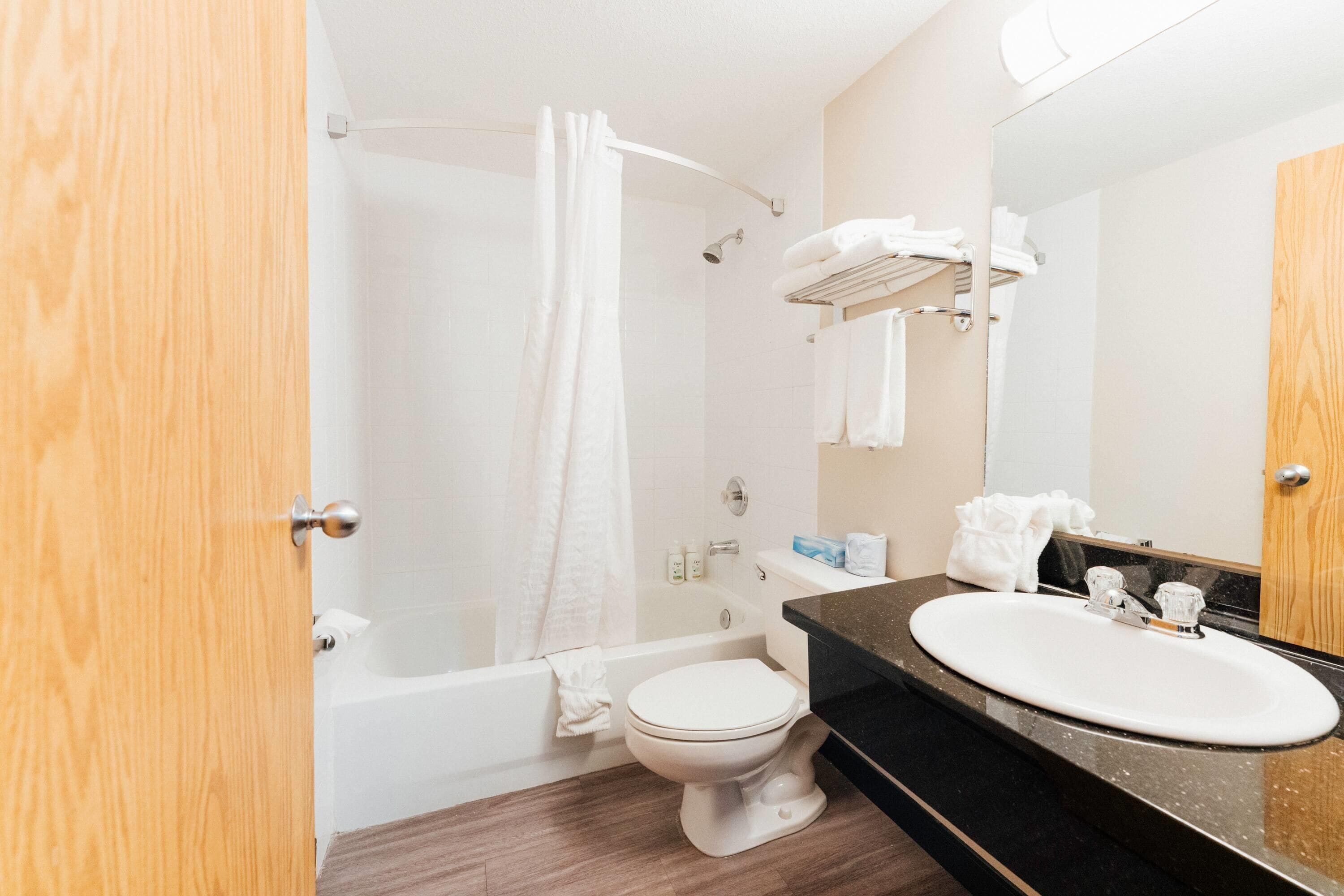 Une salle de bain avec une baignoire, des toilettes et un lavabo.