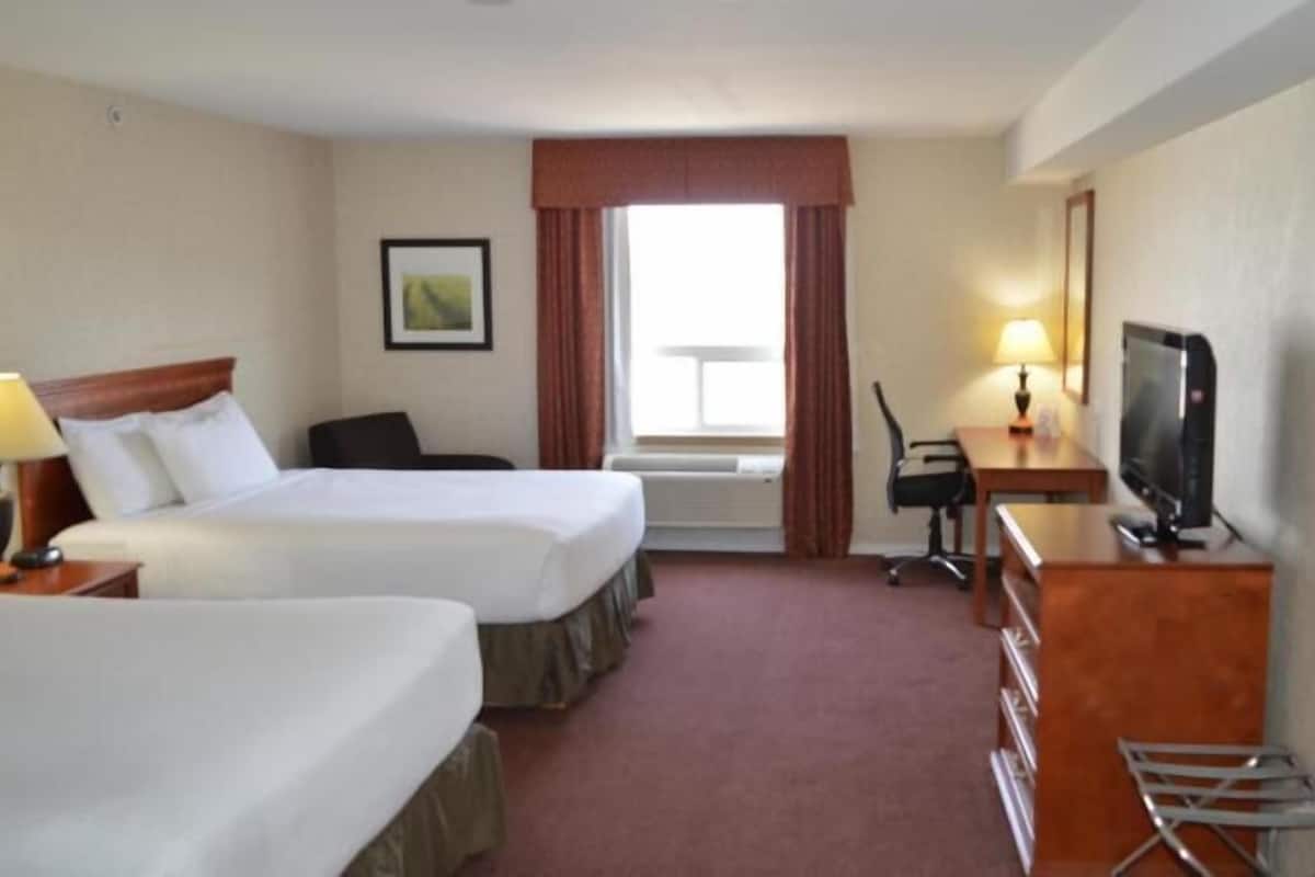 Premium bedding, in-room safe, desk, laptop workspace