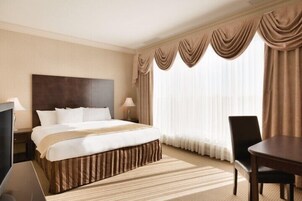 客房, 1 张特大床和 1 张沙发床, 无烟房 (Crown Two Room Suite) | 加厚床垫、办公桌、笔记本电脑工作区、遮光窗帘