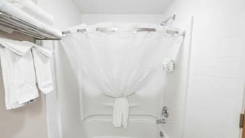 Combined shower/bathtub, free toiletries, hair dryer, towels