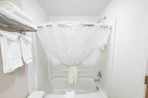 Kombination af bruser/badekar, gratis toiletartikler, hårtørrer