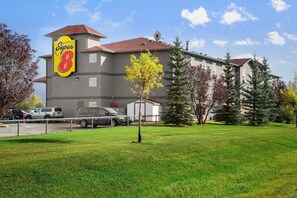 Exterior - Super 8 by Wyndham Whitecourt (Whitecourt)