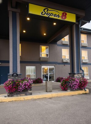 Exterior - Super 8 by Wyndham Whitecourt (Whitecourt)