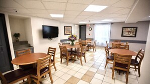 Daily buffet breakfast for a fee - Super 8 by Wyndham Whitecourt (Whitecourt)