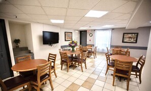 Free daily buffet breakfast  - Super 8 by Wyndham Whitecourt (Whitecourt)
