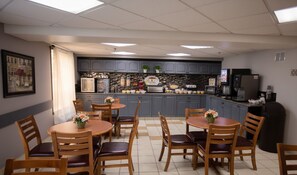 Free daily buffet breakfast  - Super 8 by Wyndham Whitecourt (Whitecourt)