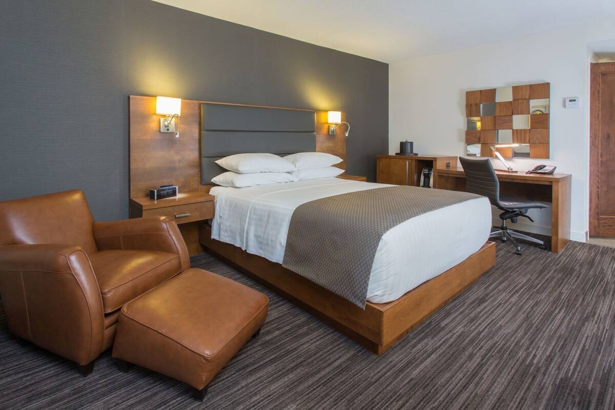 Premium bedding, minibar, desk, iron/ironing board