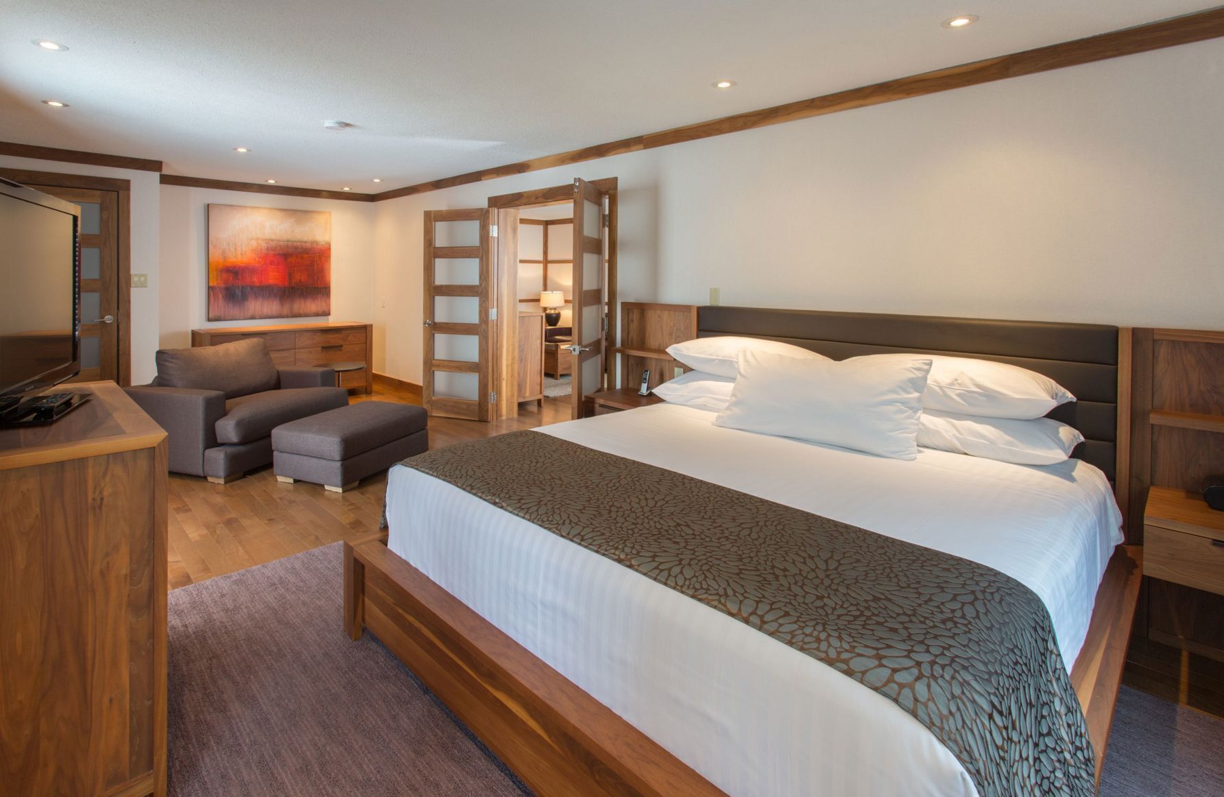Premium bedding, minibar, desk, iron/ironing board