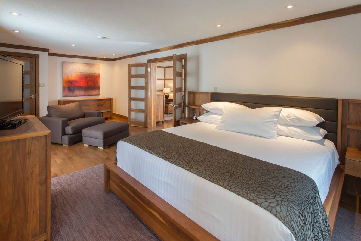 Premium bedding, minibar, desk, iron/ironing board