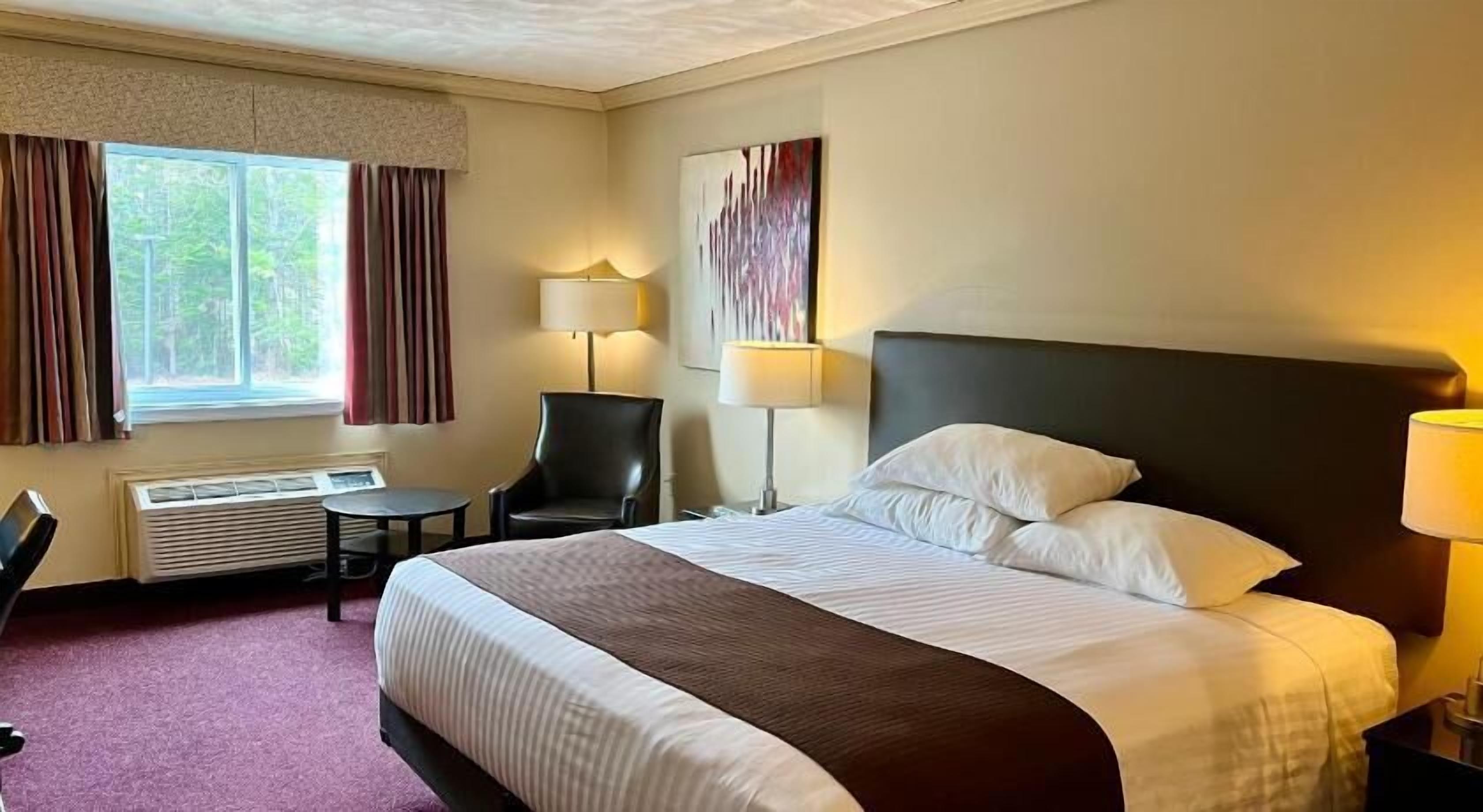 Premium bedding, minibar, desk, iron/ironing board