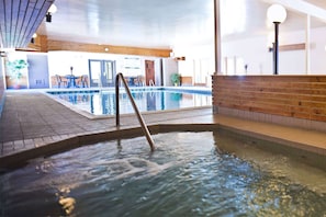 Piscine couverte, chaises longues
