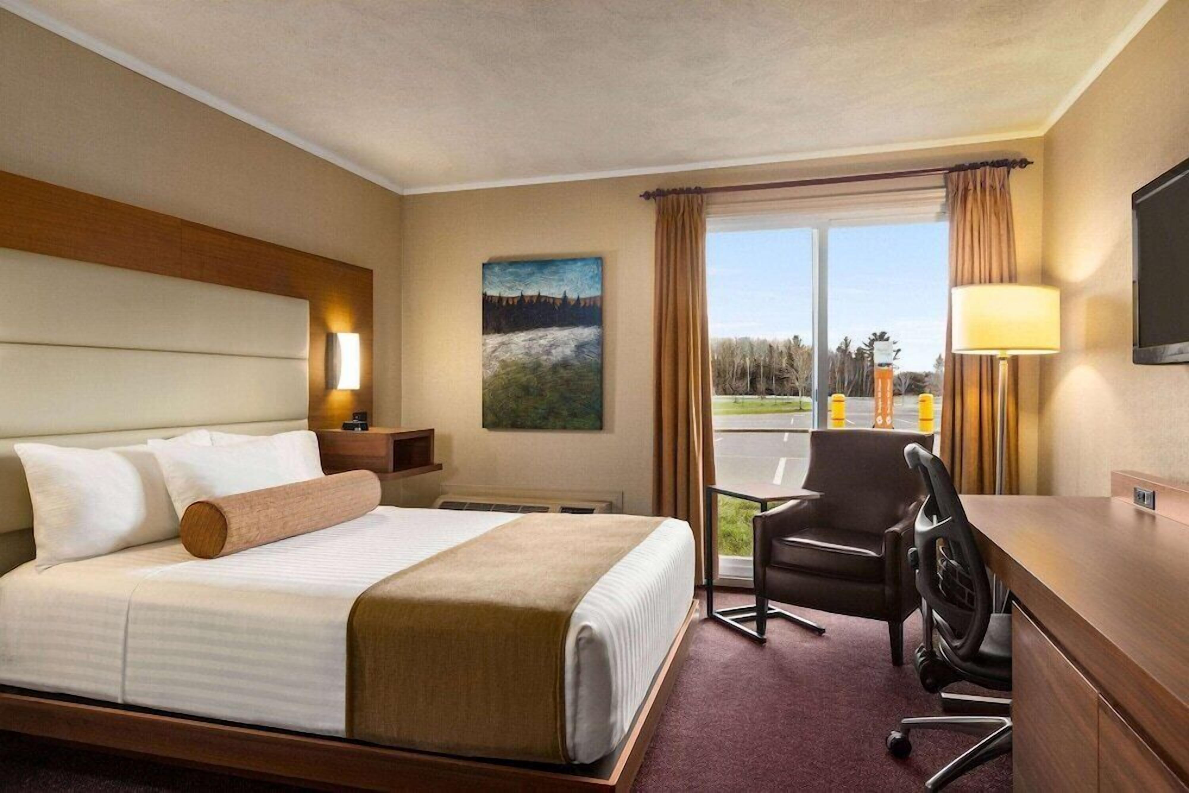 Premium bedding, minibar, desk, iron/ironing board