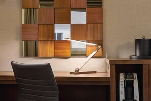 Un bureau moderne, équipé d’une lampe, d’une machine à café et d’une chaise.