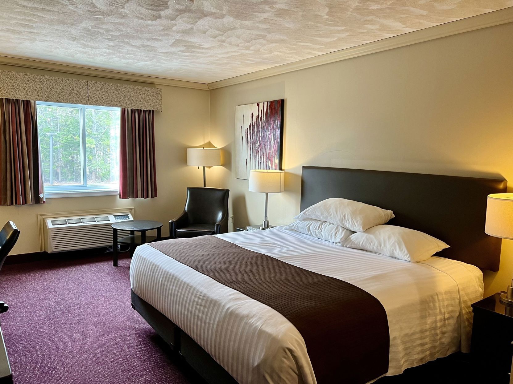 Premium bedding, minibar, desk, iron/ironing board
