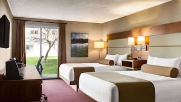 Kamer, 2 queensize bedden, niet-roken (Ground Floor) | Luxe beddengoed, een minibar, een bureau, een strijkplank/strijkijzer