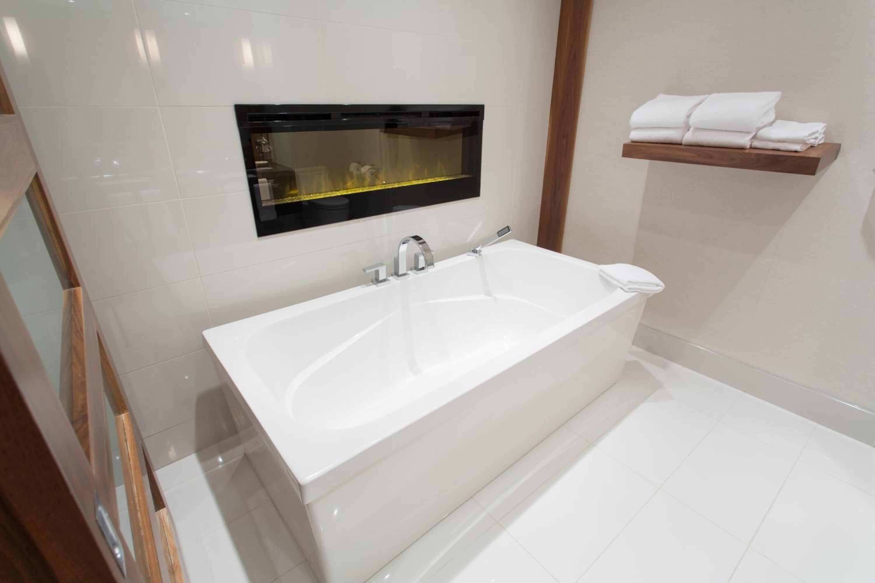 suite, 1 king bed, non smoking (lordon) | bathroom | shower, free toiletries, hair dryer, towels