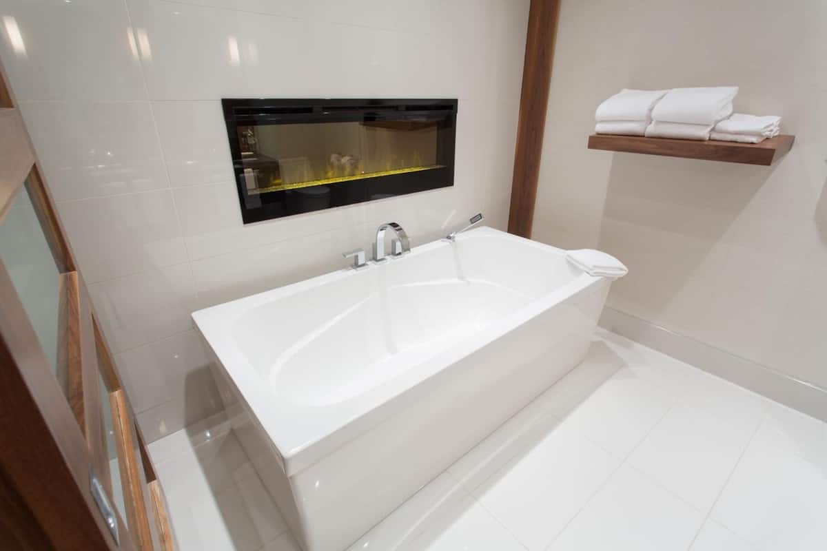 suite, 1 king bed, non smoking (lordon) | bathroom | shower, free toiletries, hair dryer, towels
