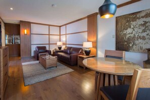 Suite, 1 King Bed, Non Smoking (Lordon)