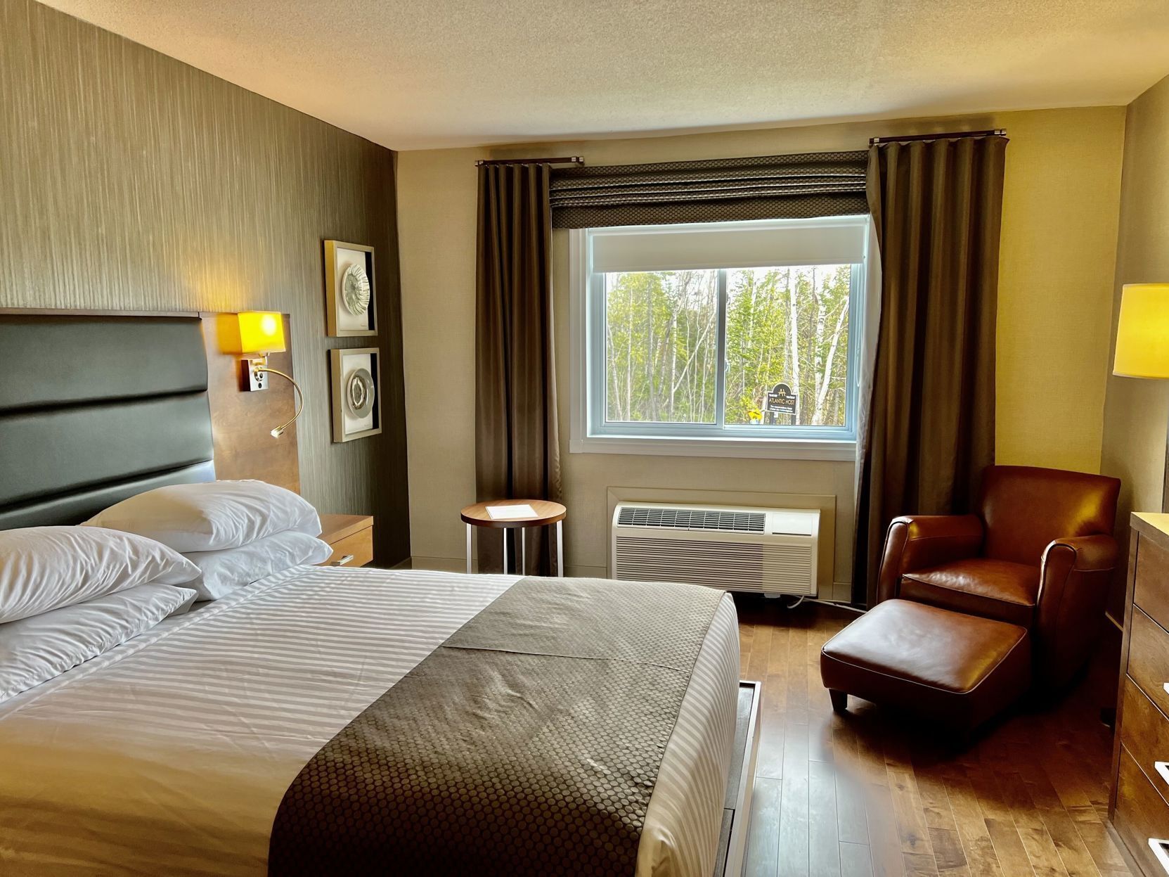 Premium bedding, minibar, desk, iron/ironing board