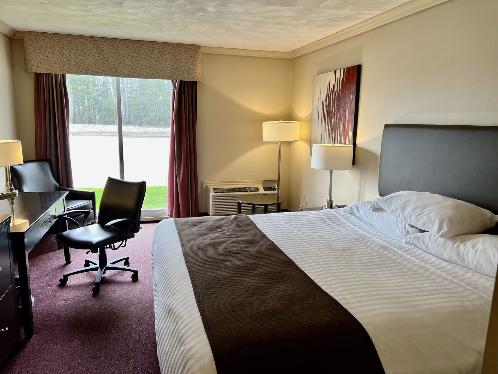 Hochwertige Bettwaren, Minibar, Schreibtisch, Bügeleisen/Bügelbrett