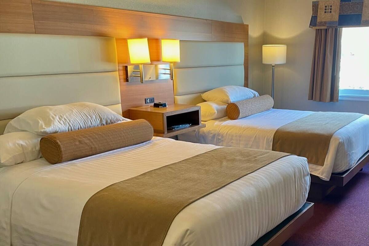 Premium bedding, minibar, desk, iron/ironing board