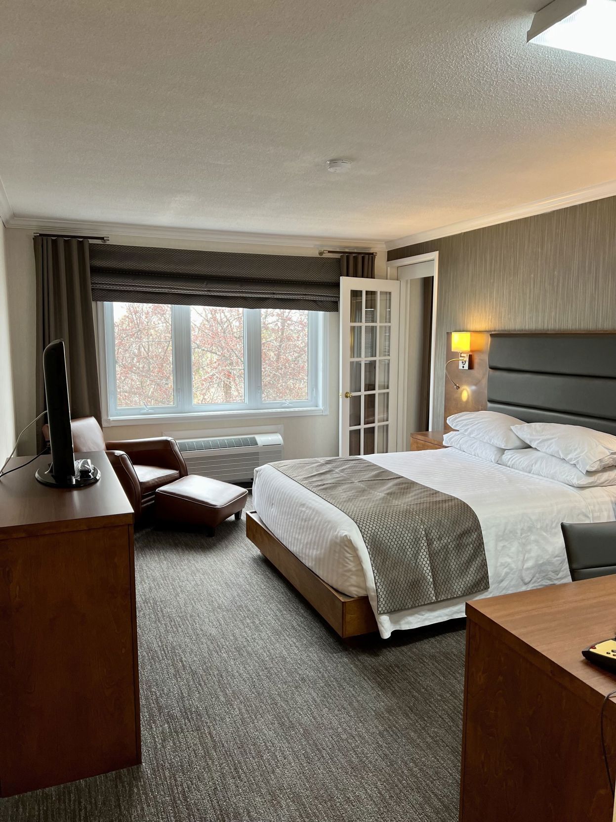 Premium bedding, minibar, desk, iron/ironing board