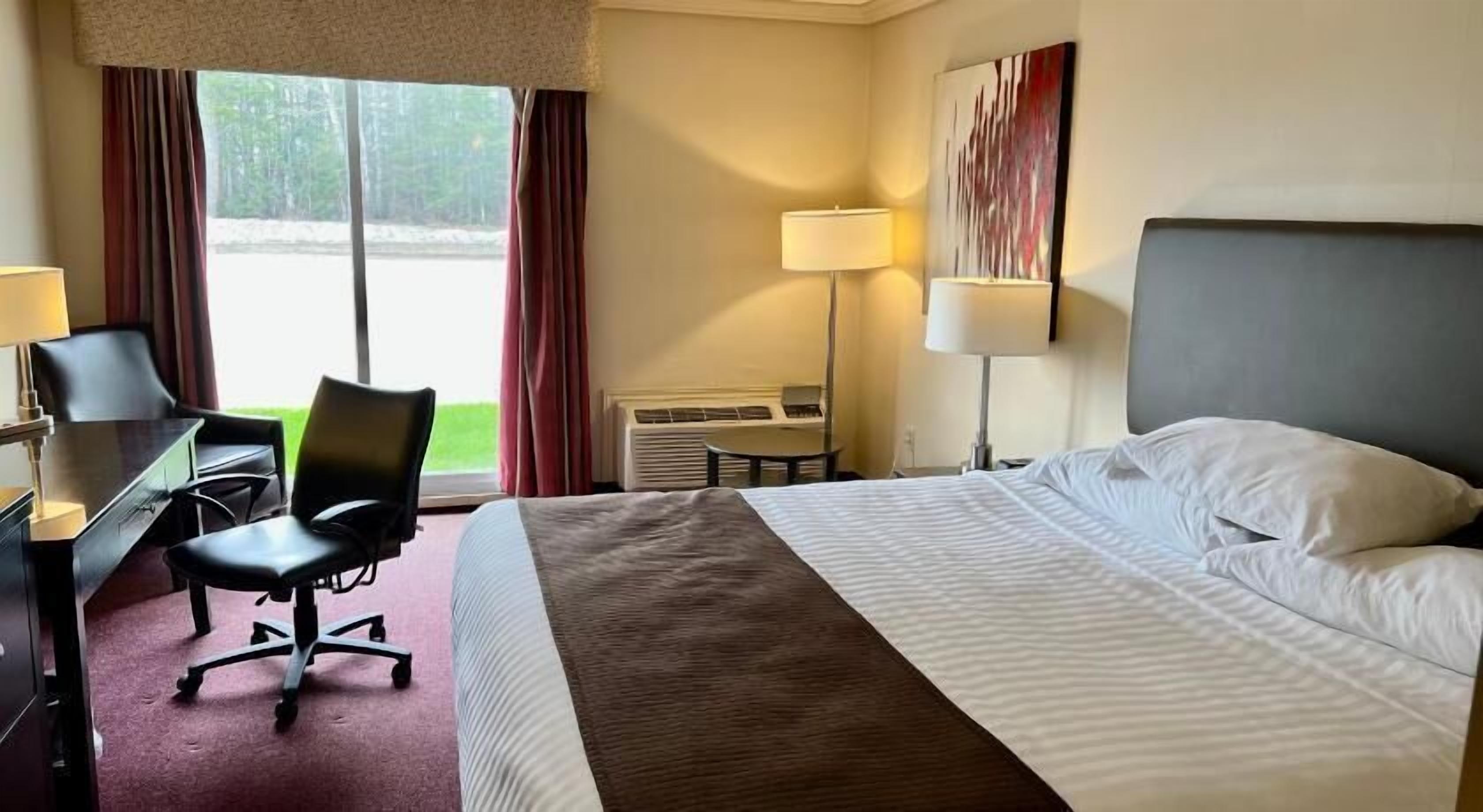 Premium bedding, minibar, desk, iron/ironing board