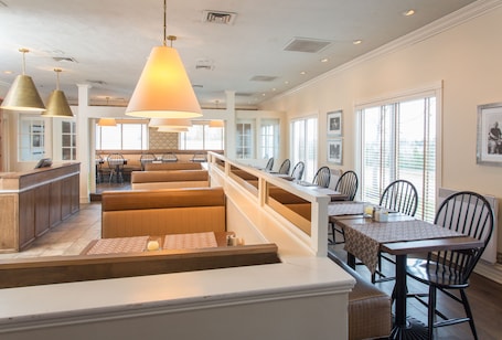 Breakfast, lunch and dinner served . Atlantic Host Hotel, an Ascend Collection Hotel