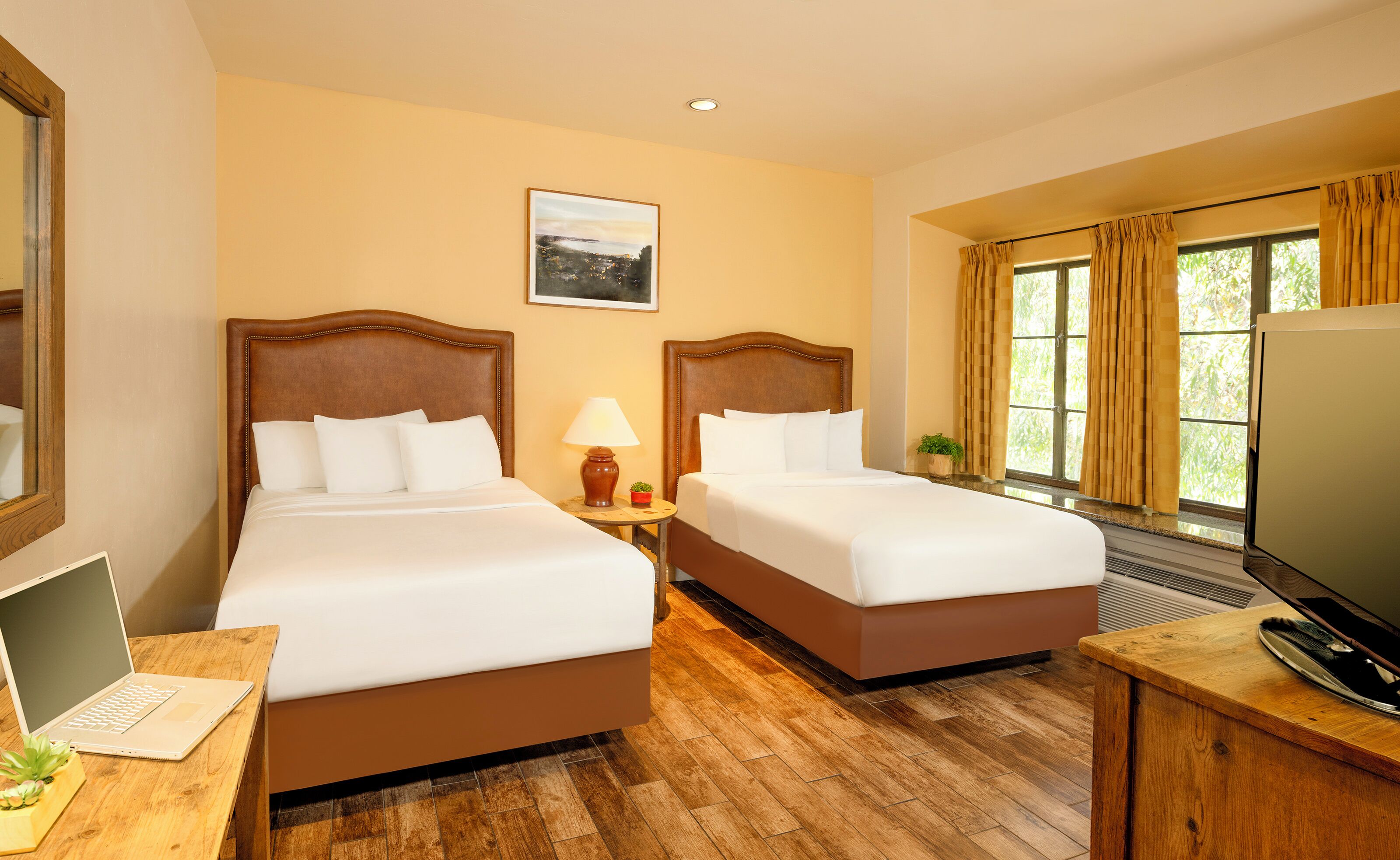 Habitación estándar, 2 camas matrimoniales (Classic 2 Double) | Escritorio, tabla de planchar con plancha, wifi gratis y ropa de cama 