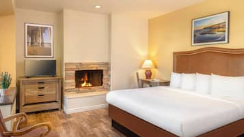 Superior kamer, 1 kingsize bed (Signature Fireplace King with Patio o) | Een bureau, een strijkplank/strijkijzer, gratis wifi, beddengoed