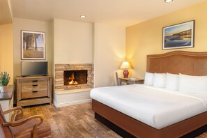 Habitación superior, 1 cama King size (Signature Fireplace King with Patio o) | Escritorio, tabla de planchar con plancha, wifi gratis y ropa de cama 