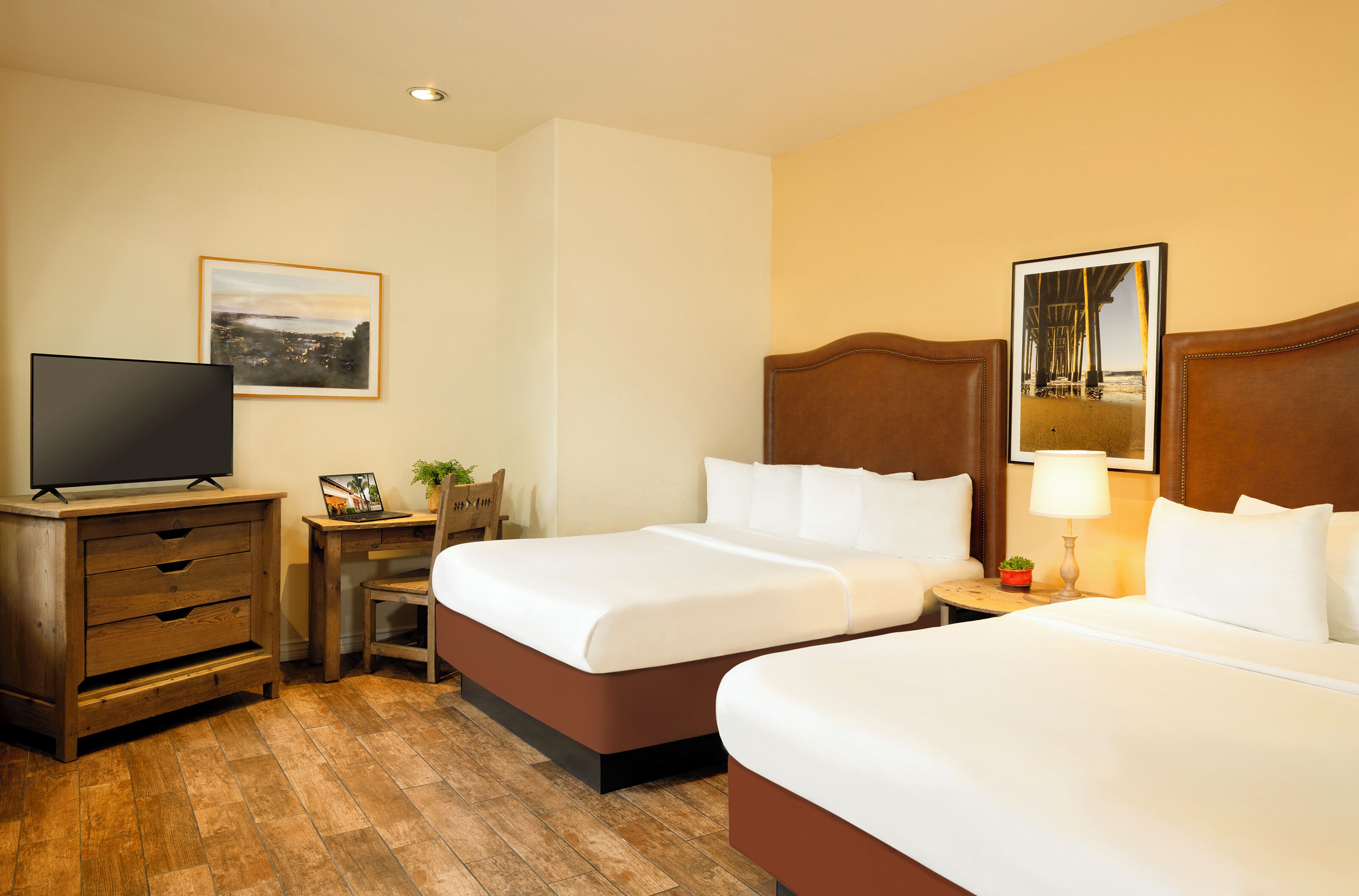 Habitación estándar, 2 camas Queen size (Classic Two Queen) | Escritorio, tabla de planchar con plancha, wifi gratis y ropa de cama 