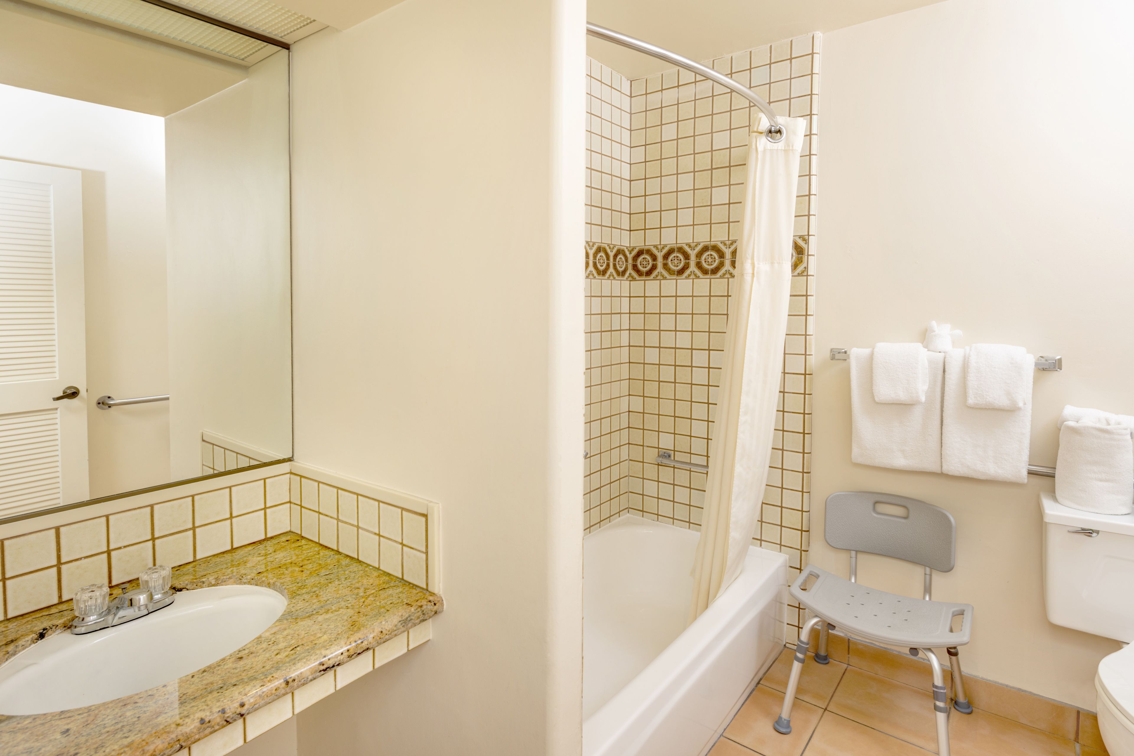 Quarto quádruplo, 2 camas de casal, acessível | Banheiro | Chuveiro/banheira combinados, produtos de toalete grátis