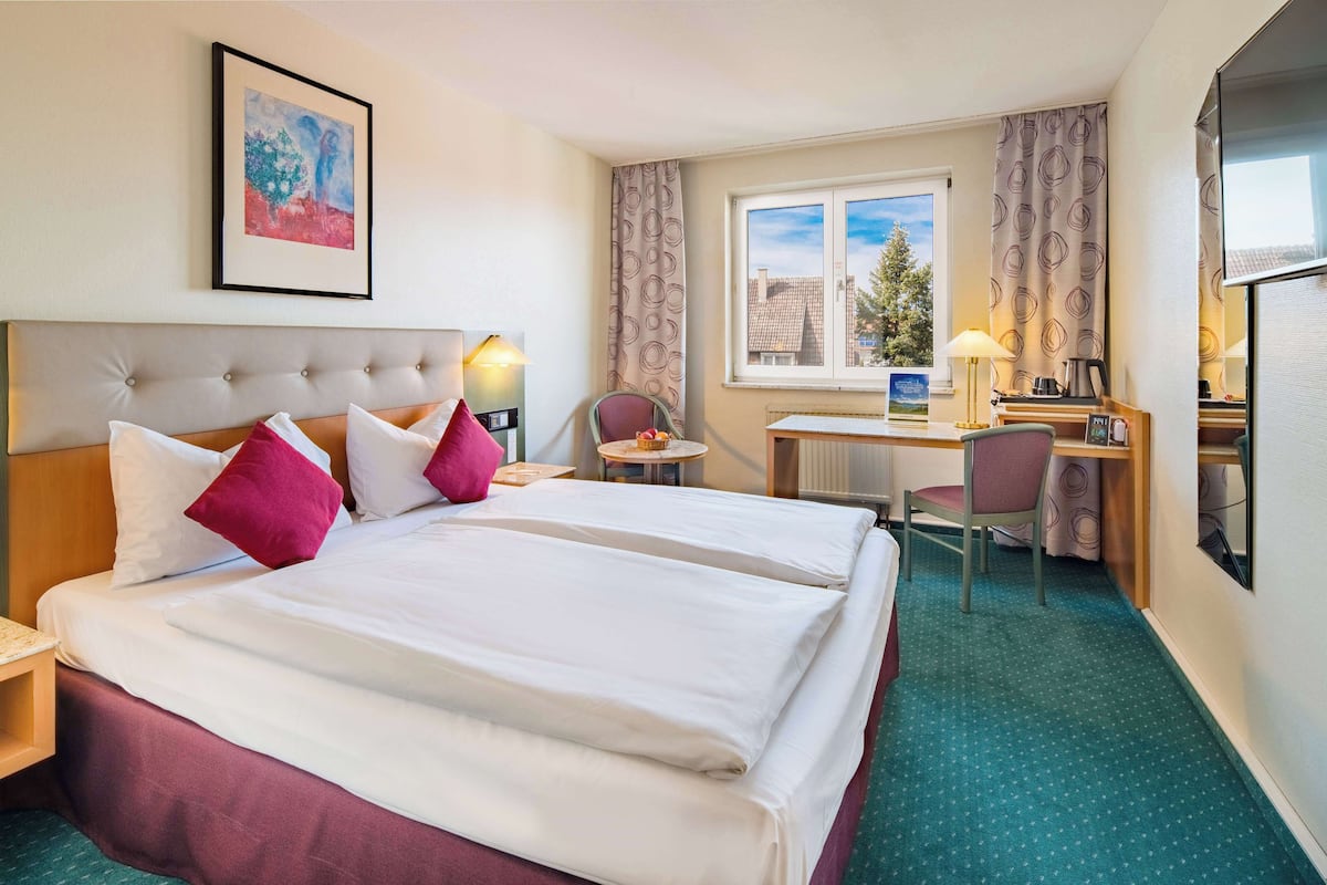 Comfort Room, 1 Queen Bed | Minibar, in-room safe, desk, blackout curtains