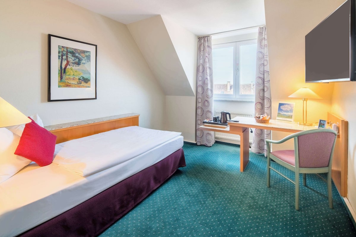 Comfort Room, 1 Single Bed, Courtyard View | Minibar, in-room safe, desk, blackout curtains