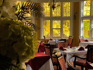 2 restaurantes; se sirven desayunos 