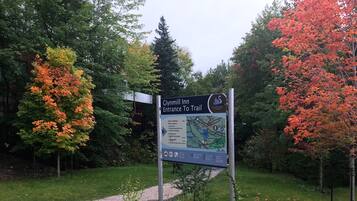 Panneau indiquant l’entrée du sentier menant à l’auberge Clynn Mill, avec une carte et des informations sur le sentier.