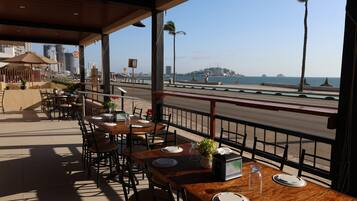 Se sirven desayunos, comidas, cenas y cocina internacional