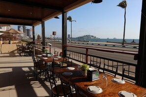 Breakfast, lunch and dinner served  - Hotel Sands Arenas (Mazatlán)