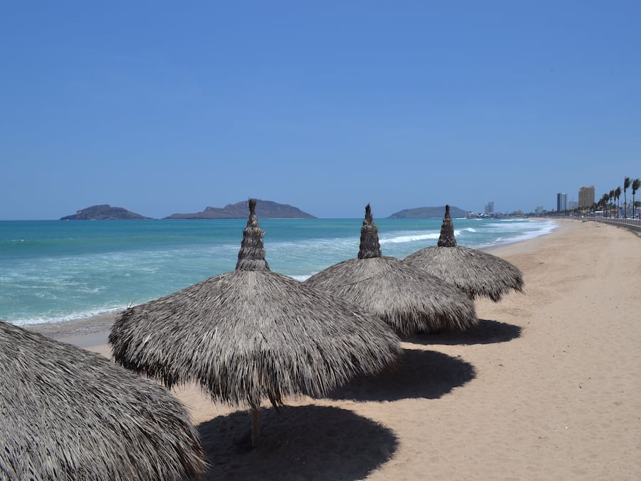 Perto da praia, espreguiçadeiras